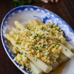 Asparagus with boiled egg